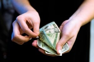 Withdrawal‍‍‍‍‍‍ Thresholds and Tiered Silent Fees: Nudging Users Toward Larger Balances